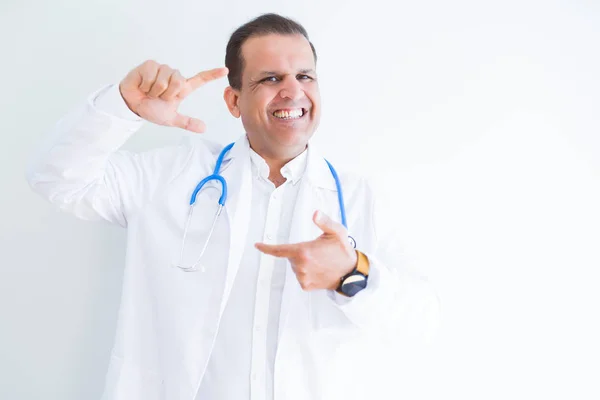 Médico Mediana Edad Hombre Usando Estetoscopio Abrigo Médico Sobre Fondo —  Fotos de Stock