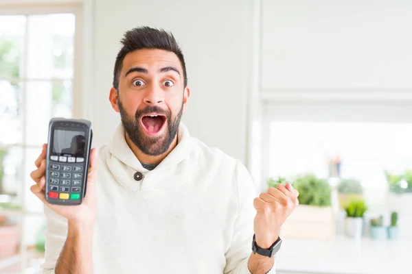 Όμορφος Ισπανικός Άνθρωπος Κρατώντας Σημείο Πώλησης Τερματικό Dataphone Ουρλιάζοντας Περήφανοι — Φωτογραφία Αρχείου
