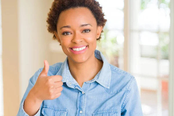 Jonge Mooie Afro Amerikaanse Vrouw Doet Gelukkig Duimen Omhoog Gebaar — Stockfoto