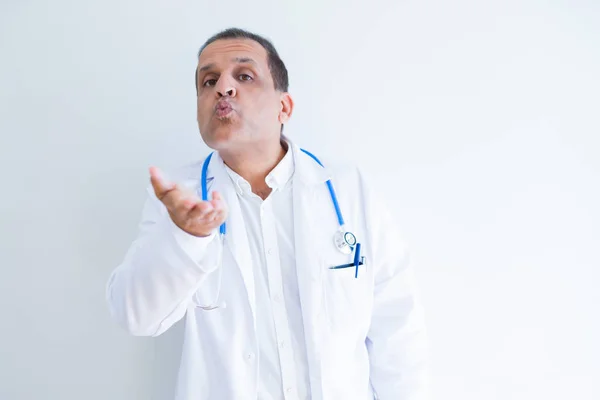Arzt Mittleren Alters Der Stethoskop Und Arztkittel Über Weißem Hintergrund — Stockfoto