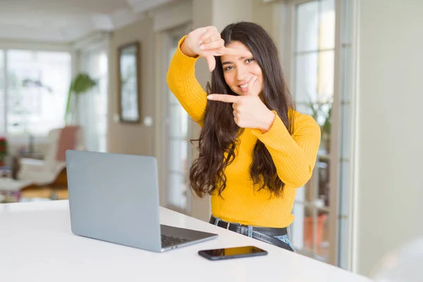 Mujer Joven Usando Ordenador Portátil Sonriendo Haciendo Marco Con Las —  Fotos de Stock