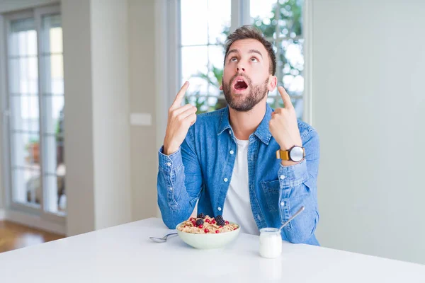 Hombre Guapo Comiendo Cereales Para Desayuno Casa Asombrado Sorprendido Mirando — Foto de Stock