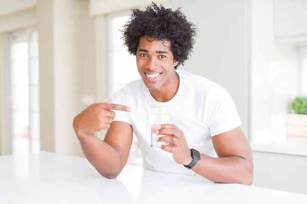 Hombre Afroamericano Bebiendo Vaso Agua Casa Muy Feliz Señalando Con — Foto de Stock