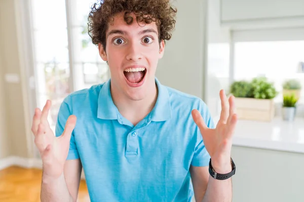 Mladý Pohledný Muž Nosí Ležérní Modré Tričko Doma Slaví Blázen — Stock fotografie