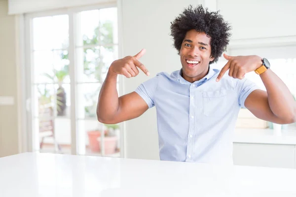 アフリカ系アメリカ人ビジネスマンは 笑顔で自信を持って見て 誇りと幸せな指で自分自身を指差す — ストック写真