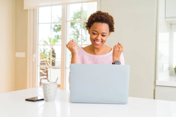 Junge Afrikanisch Amerikanische Frau Die Mit Computer Laptop Arbeitet Feiert — Stockfoto