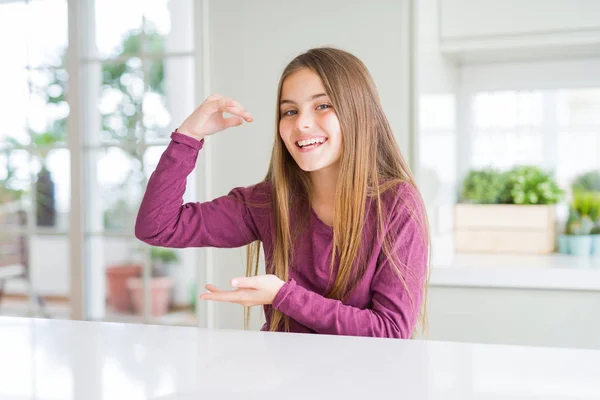 Vacker Ung Flicka Unge Vita Bordet Gest Med Händer Som — Stockfoto