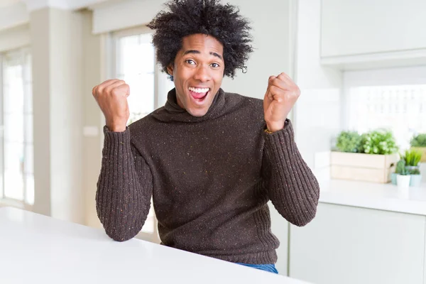 冬のセーターを着たアフリカ系アメリカ人男性は 腕を上げて目を開けて成功に驚き 驚きました 勝者のコンセプト — ストック写真