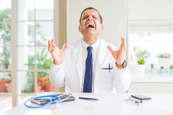 Middelbare Leeftijd Doctor Man Dragen Van Medische Jas Kliniek Vieren — Stockfoto