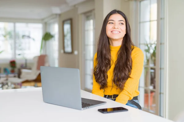 Mujer Joven Usando Computadora Portátil Mirando Hacia Otro Lado Con —  Fotos de Stock