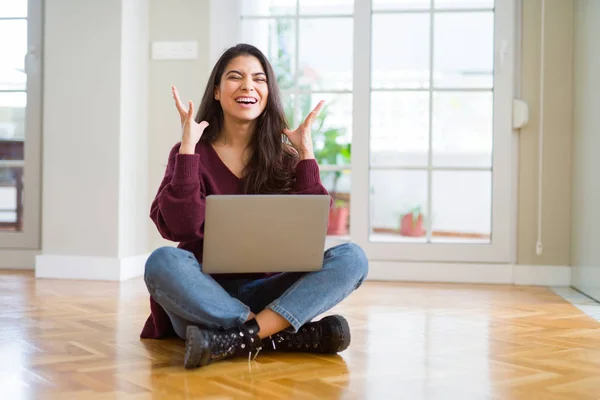 Jonge Vrouw Met Behulp Van Computer Laptop Zitten Vloer Vieren — Stockfoto