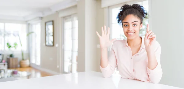 美丽的非洲裔美国女人的广角与非洲头发显示和指向用手指数字六 同时微笑着自信和快乐 — 图库照片