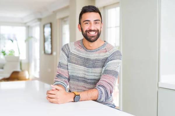 Bonito Homem Hispânico Vestindo Camisola Casual Casa Com Sorriso Feliz — Fotografia de Stock