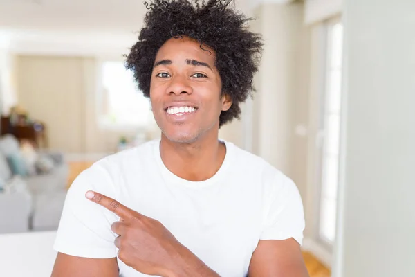 Homem Afro Americano Casa Alegre Com Sorriso Rosto Apontando Com — Fotografia de Stock