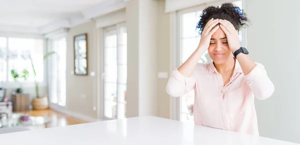 아프리카 머리를 아프리카계 미국인 여자의 필사적으로 고통을 편두통 때문에 스트레스 — 스톡 사진