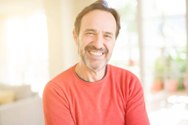 Guapo Hombre Mediana Edad Sonriendo Mirando Cámara Casa — Foto de Stock