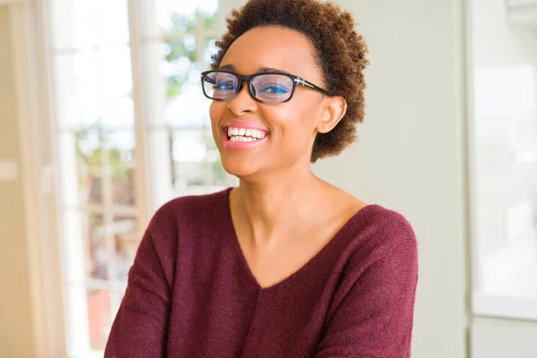 Mooie jonge Afrikaanse vrouw met afro haar bril — Stockfoto