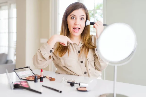 Piękna Młoda Kobieta Pomocą Makijażu Kosmetyki Stosując Kolor Pomocą Pędzla — Zdjęcie stockowe