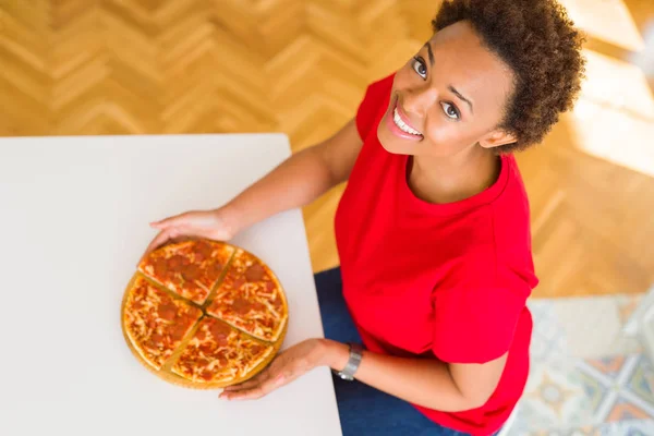 Hermosa Mujer Africana Joven Comiendo Pizza Sabrosa Casera — Foto de Stock