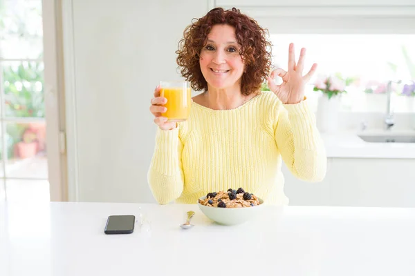 Mujer Mayor Comiendo Desayuno Saludable Por Mañana Casa Haciendo Signo — Foto de Stock
