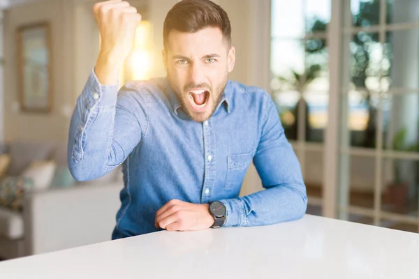 Jovem Homem Bonito Casa Irritado Frustrado Gritando Com Raiva Louco — Fotografia de Stock