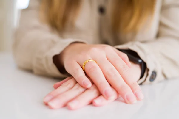 Primer plano de las manos de la mujer mostrando la alianza de oro con las manos en ea — Foto de Stock