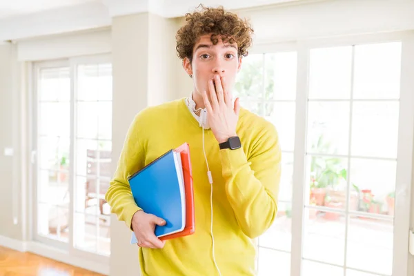 Giovane Studente Che Indossa Cuffie Tenendo Quaderni Coprire Bocca Con — Foto Stock