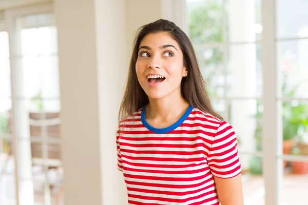 Mulher morena bonita sorrindo alegre, olhando feliz e pos — Fotografia de Stock