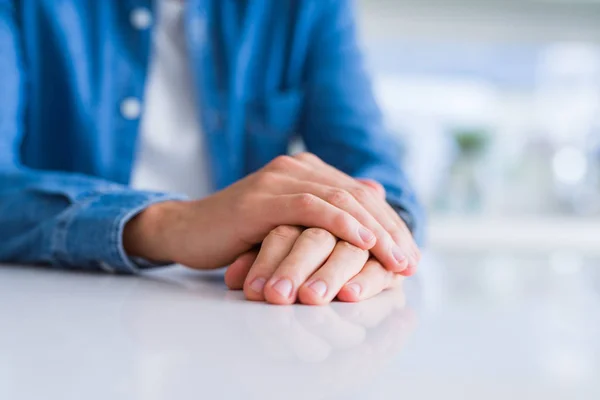 Close up de homem cruzou as mãos sobre a mesa branca — Fotografia de Stock