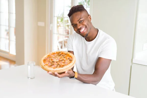 Bonito Jovem Africano Segurando Mostrando Sorrindo Orgulhoso Pizza Queijo Caseiro — Fotografia de Stock