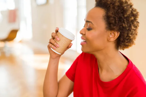Όμορφη νεαρή αφρικανική αμερικανική γυναίκα πίνοντας ένα καφέ ένα ta — Φωτογραφία Αρχείου