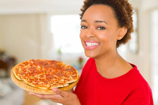 Mooie jonge Afro-Amerikaanse vrouw die zelfgemaakte smakelijke Pi toont — Stockfoto