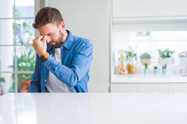 Homem Bonito Casa Cansado Esfregando Nariz Olhos Sentindo Fadiga Dor — Fotografia de Stock