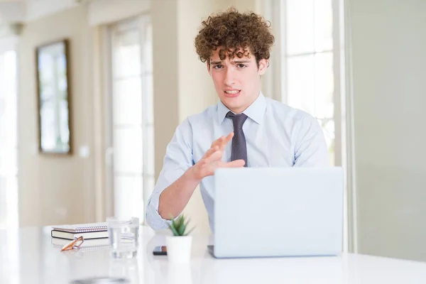 Giovane Uomo Affari Che Lavora Con Computer Portatile All Ufficio — Foto Stock