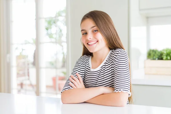 Hermosa Niña Joven Con Rayas Camiseta Cara Feliz Sonriendo Con —  Fotos de Stock