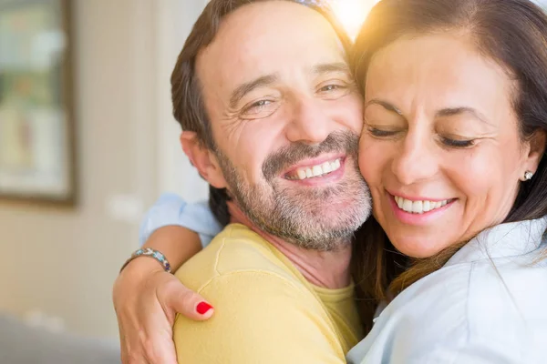 Romántica Pareja Mediana Edad Enamorada Casa —  Fotos de Stock