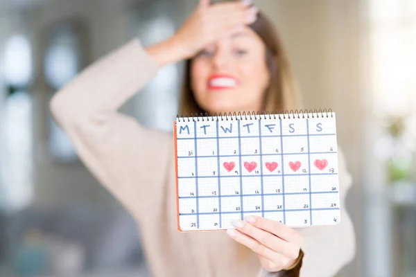 Giovane Bella Donna Che Tiene Calendario Delle Mestruazioni Casa Stressata — Foto Stock