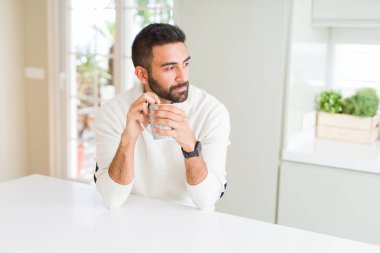 Yakışıklı adam gülümseyen bir fincan kahve içerken zevk 