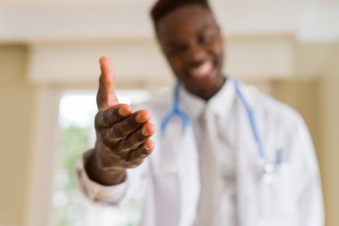 Bir Afrikalı doktor el hoş geldiniz el sallamak ve gülümseyen sunan yakın çekim