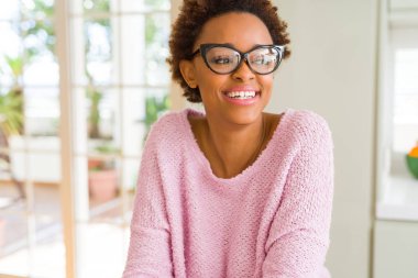 Afro saçlı gözlüklü güzel genç Afrika kadın