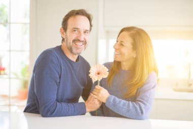 Çiçek evde aşık holding romantik orta yaş kaç