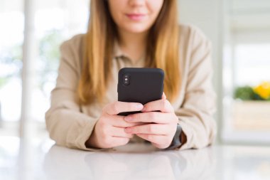 Akıllı telefon ve gülümseyen emin kullanarak kadın yakın