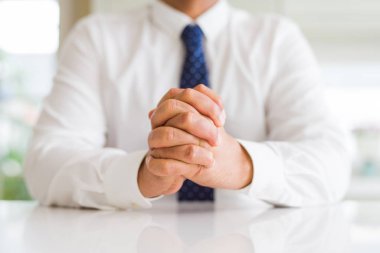 Adam elinde yakın çekim