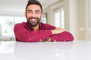 Yakışıklı adam, büyük bir gülümseme ile yüz gösteren neşeli gülümseyen