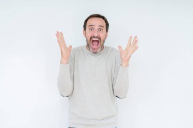 Deli kutluyor ve silah ile başarı için heyecanlı çığlık kaldırdı ve açık gözleri hayret izole arka plan üzerinde zarif komuta sizde. Kazanan kavramı