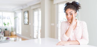 Güzel Afrikalı Amerikan kadın geniş açı ağız üzerinde afro saç el ile gizli söylenti söyleyerek, kötü niyetli konuşma konuşma fısıldayan