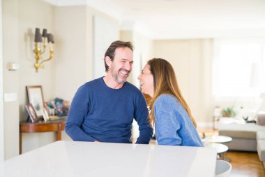 Birlikte evde oturan romantik orta yaş kaç