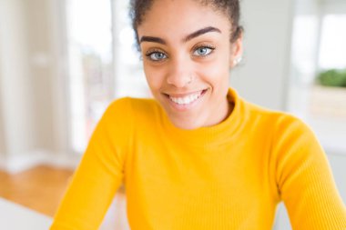 Güzel genç Afrikalı Amerikalı kadın neşeli, dinozor gülümsüyor