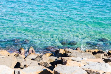 Güneşli bir günde inanılmaz güzel mavi okyanus ve kayalar