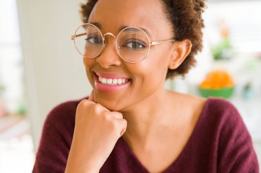 Afro saçlı gözlüklü güzel genç Afrika kadın